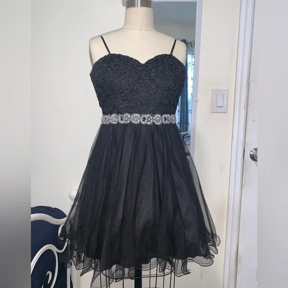 macy's black homecoming dress in good condition. elegant beading Prom Homecoming Dresses Macy's Black